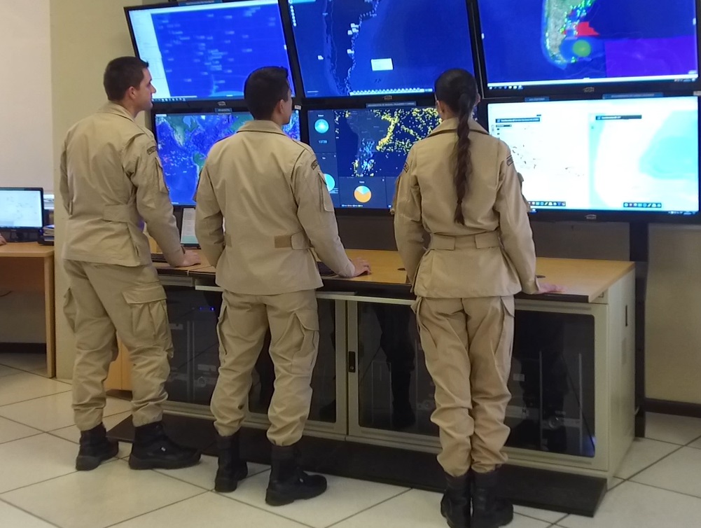 La Prefectura Naval Argentina monitorea a los buques extranjeros que navegan en el &Aacute;rea Adyacente a la Zona Econ&oacute;mica Exclusiva Argentina