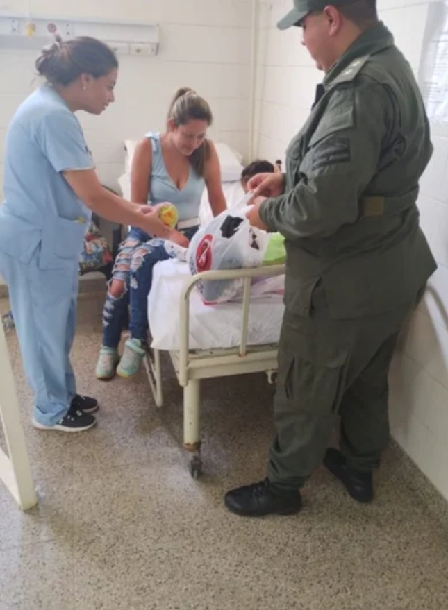 Gendarmes h&eacute;roes: Salvaron la vid a una beba que convulsi&oacute;naba