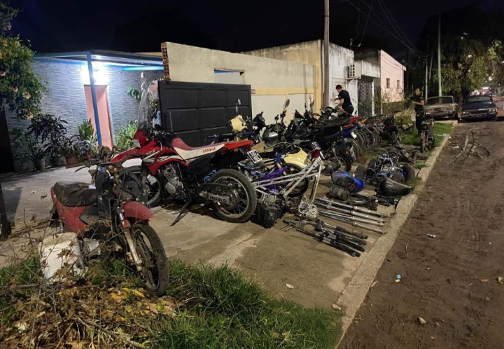En un operativo policial desbarataron un desarmadero y secuestraron 28 motos