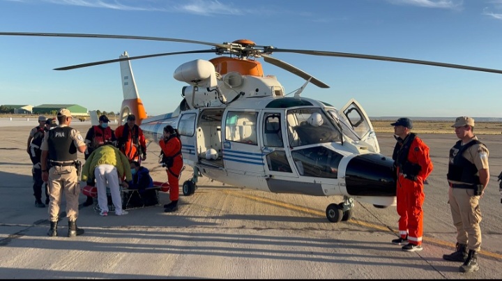 Emergencia mar adentro: En una milim&eacute;trica maniobra de rescate, Prefectura evacu&oacute; de urgencia a un tripulante de un buque