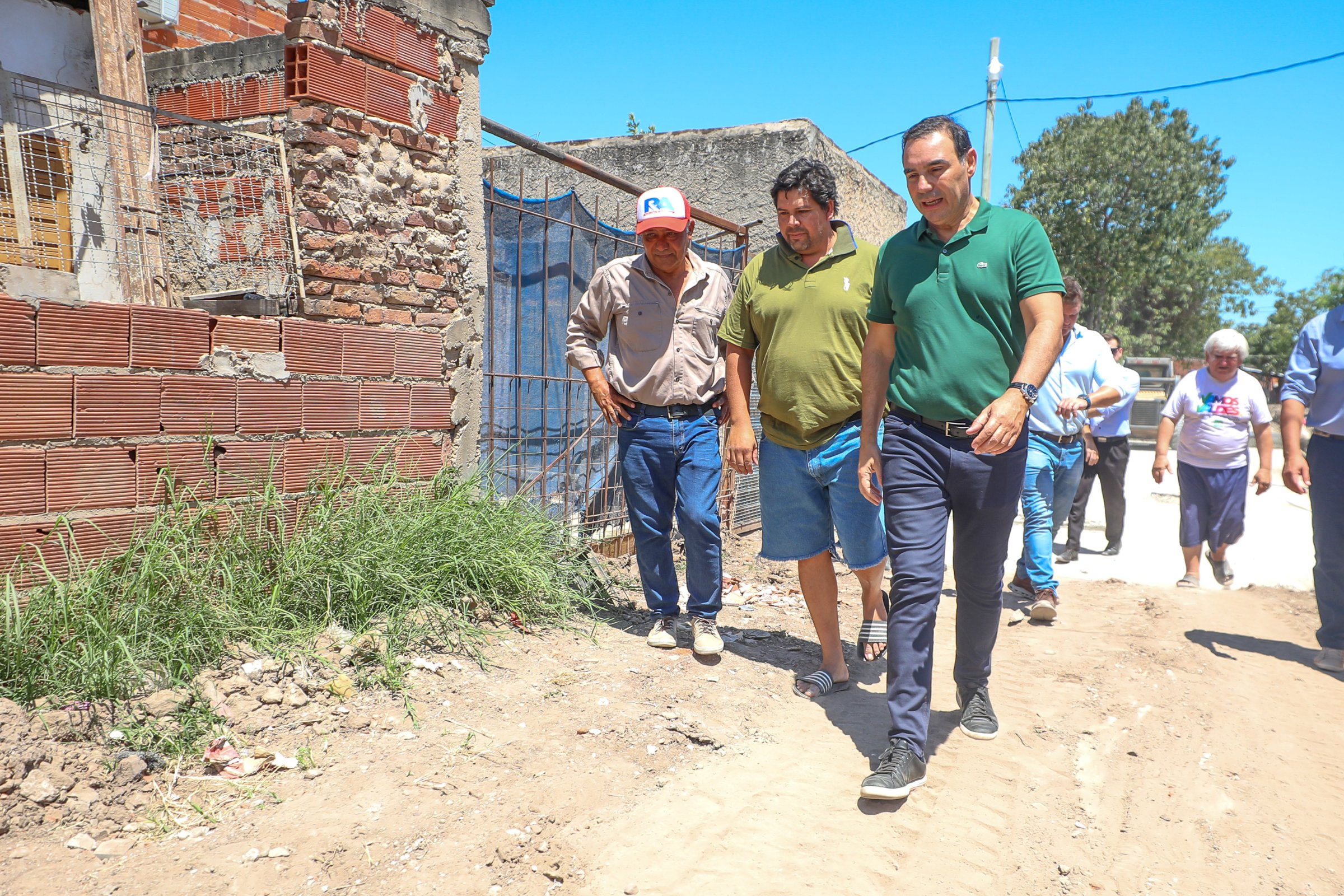 Vald&eacute;s recorri&oacute; obras integrales de desarrollo urbano que realiza la Provincia en el barrio La Chola
