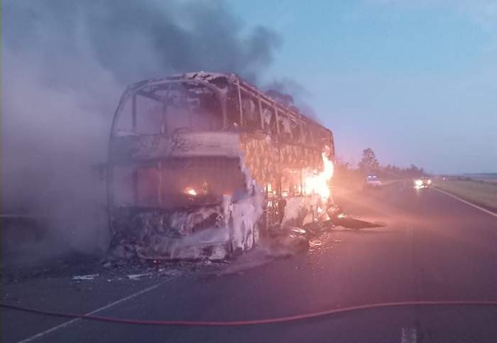 Monte Caseros : Se incendio un colectivo en la autov&iacute;a 14