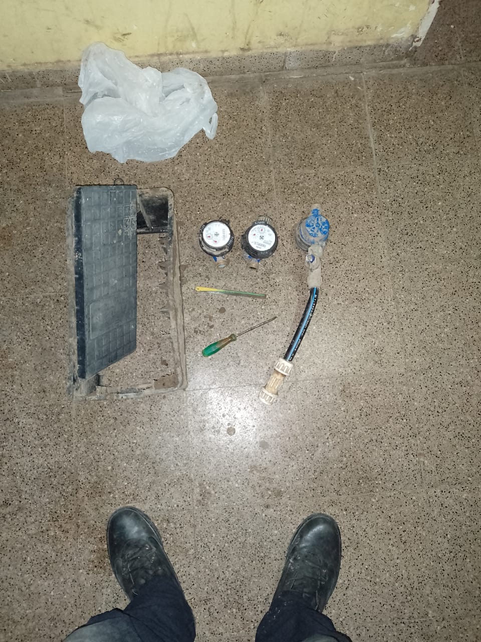 Un hombre fue demorado con varios medidores de agua 