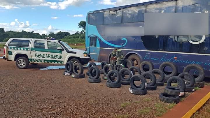 &Oacute;mnibus de larga distancia transportaba neum&aacute;ticos de contrabando