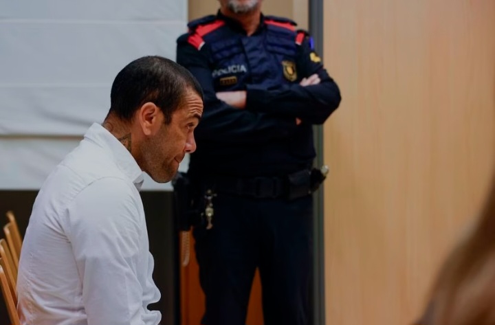 Dani Alves fue condenado a 4 a&ntilde;os de c&aacute;rcel por violaci&oacute;n 