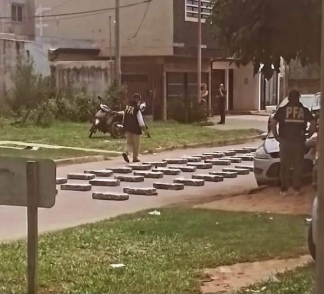 Golpe al narcotr&aacute;fico: En un allanamiento la polic&iacute;a federal secuestro 900 kilos de marihuana 