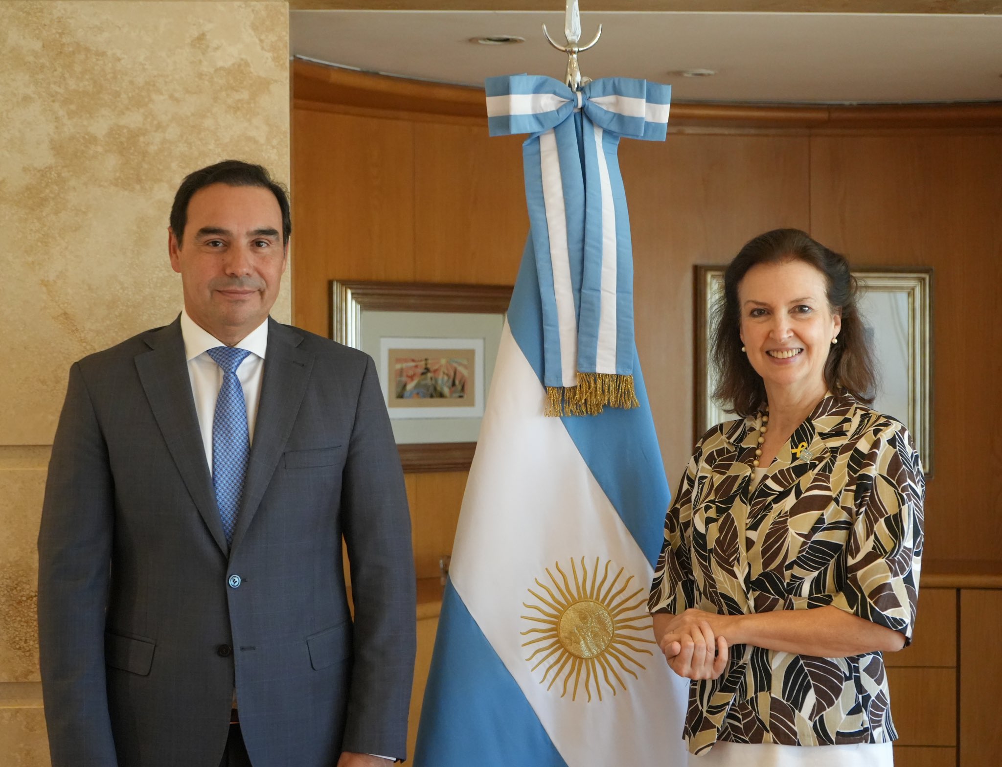 Al reunirse con la canciller Mondino, Vald&eacute;s se refiri&oacute; al conflicto con el Paraguay por el incidente ocurrido sobre Isla Apip&eacute;