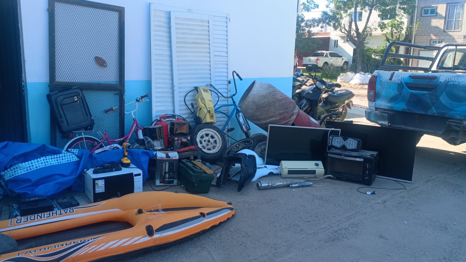 Barrio Lomas Del Mirador: La polic&iacute;a secuestro varios elementos robados y detuvieron a una persona 