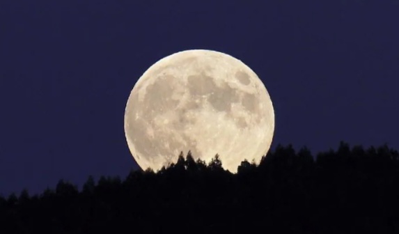 A qu&eacute; hora se podr&aacute; ver la Luna de Nieve en la Argentina hoy y por qu&eacute; se llama as&iacute;