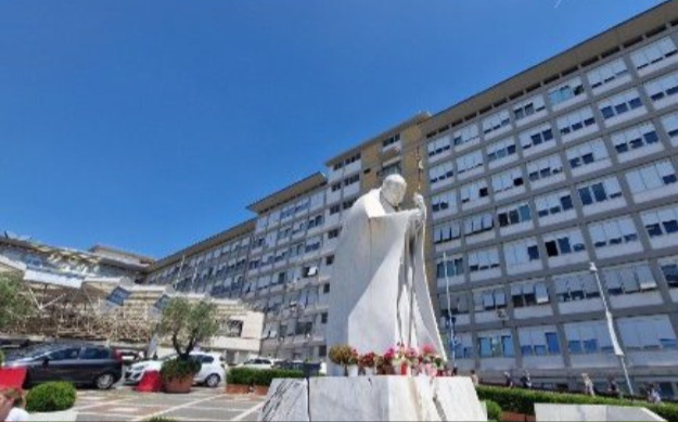 Internaron por bronquitis al papa Francisco 