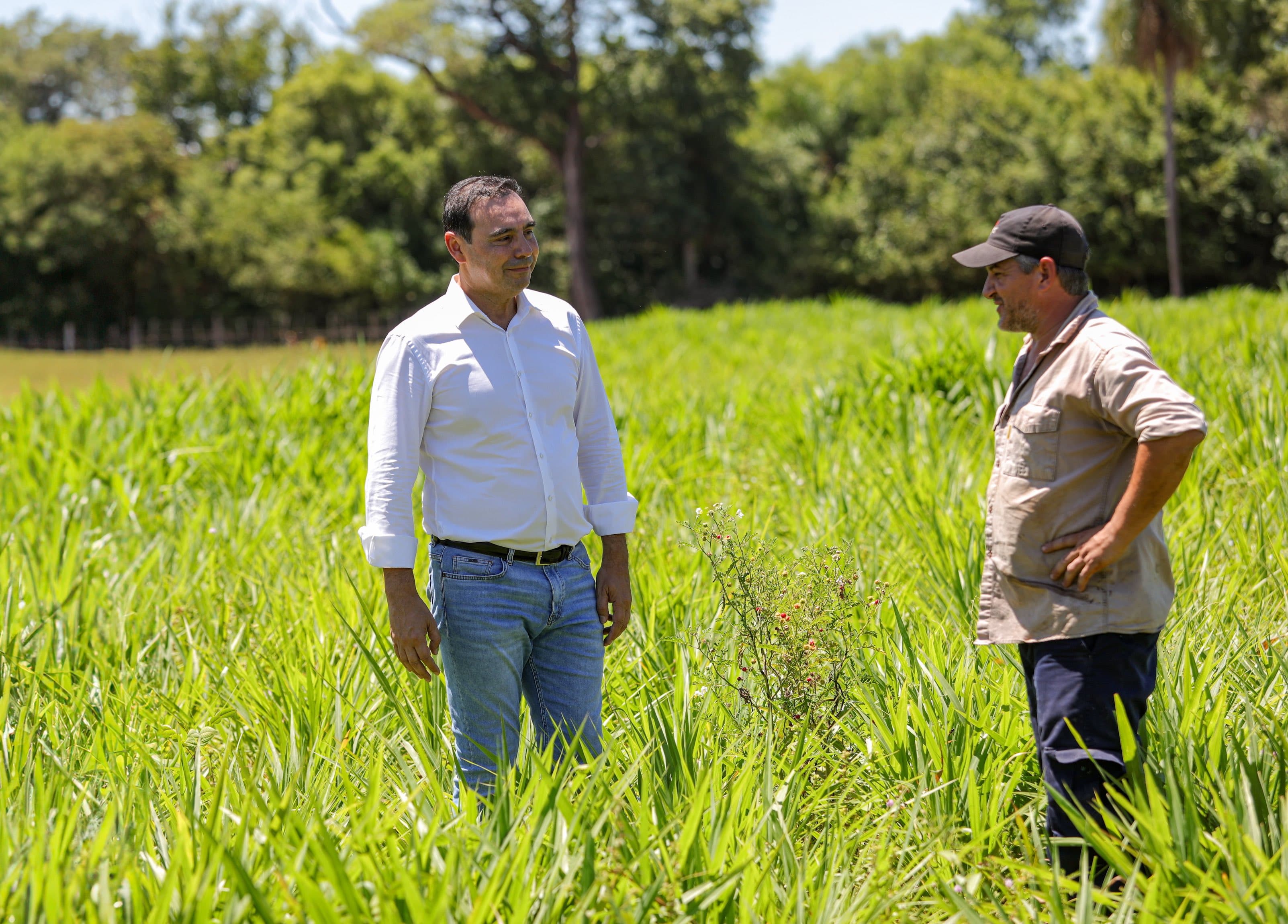 Vald&eacute;s visit&oacute; el establecimiento La Moraleja, donde el Gobierno acompa&ntilde;a mediante el Plan Pasturas