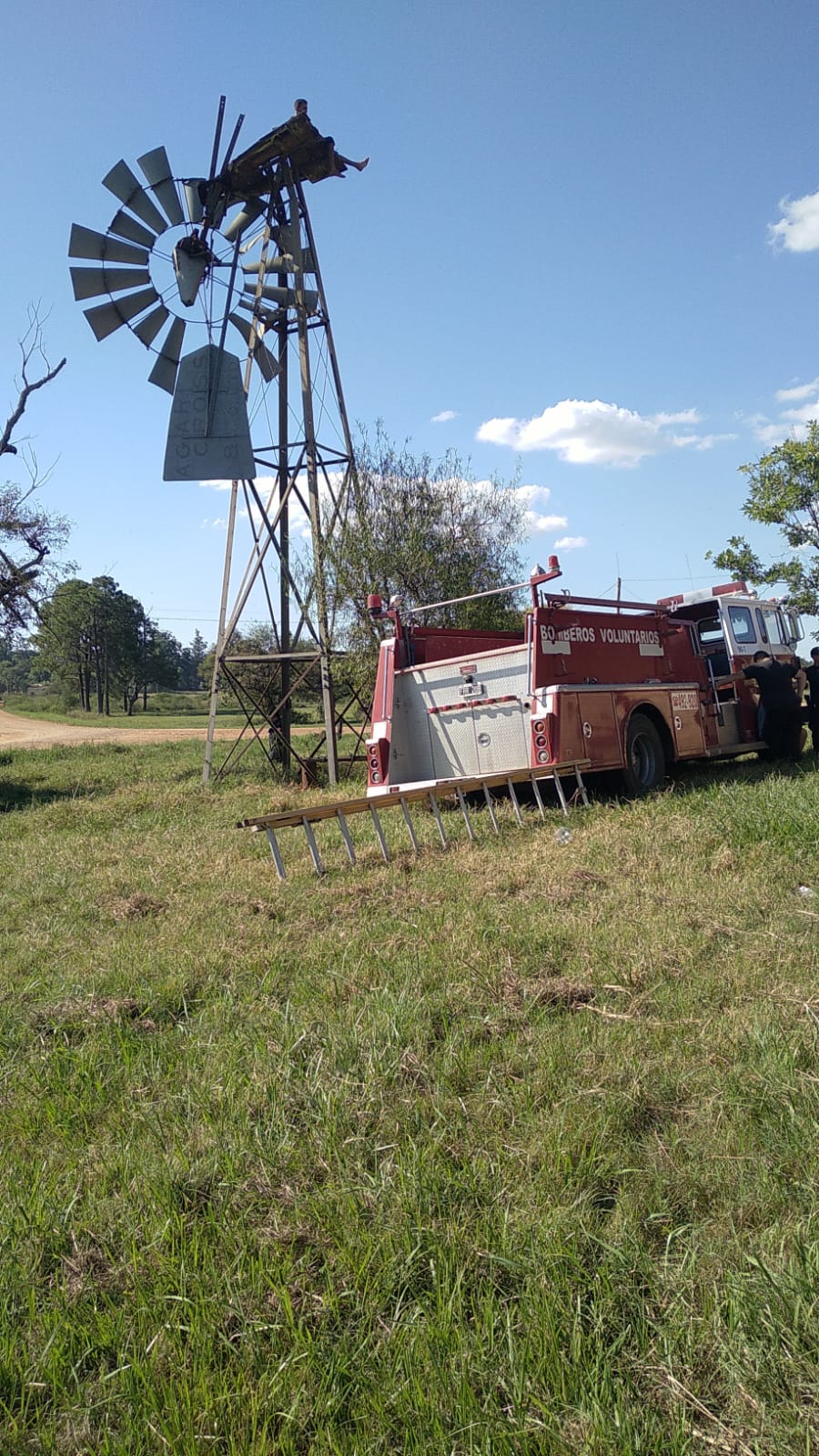 JUAN PUJOL: En un r&aacute;pido y profesional accionar, polic&iacute;as evitaron que un hombre se arroje al vac&iacute;o desde un molino de viento 