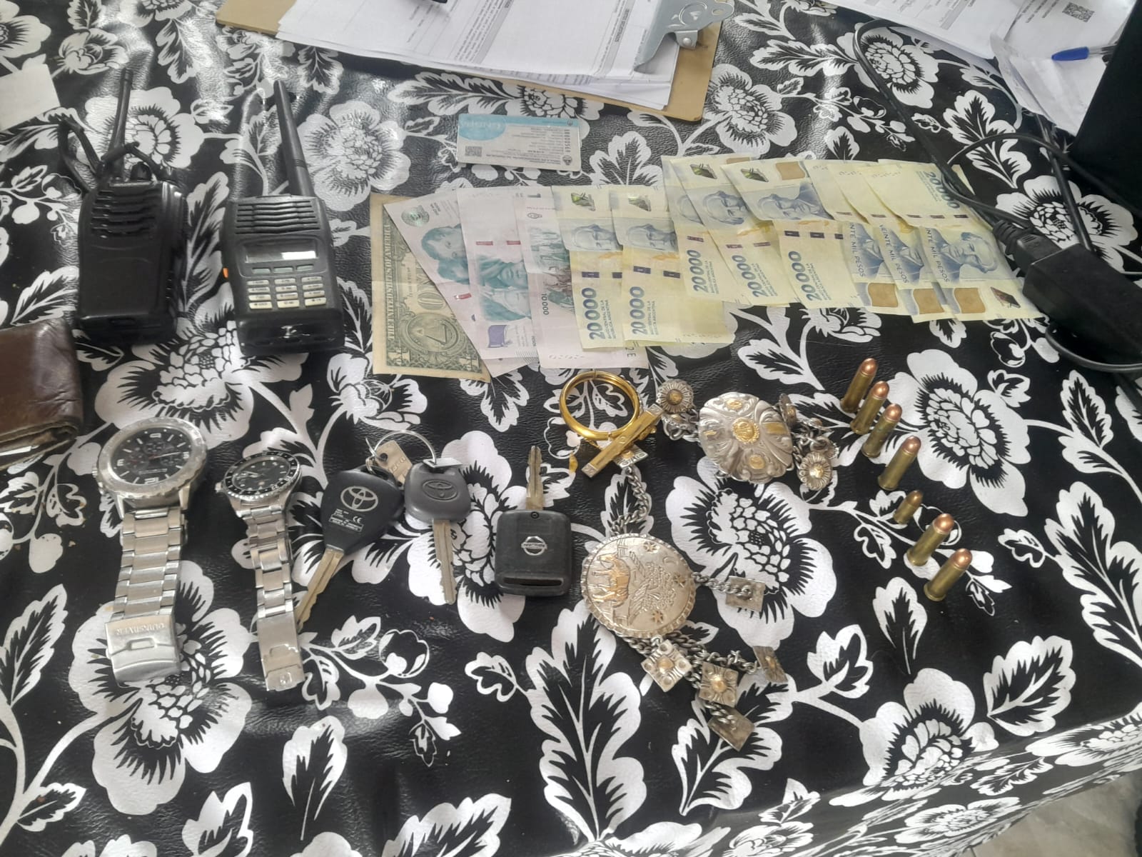 La polic&iacute;a realiz&oacute; allanamientos en dos barrios de  la capital y secuestro armas,dinero y detuvo a una persona 