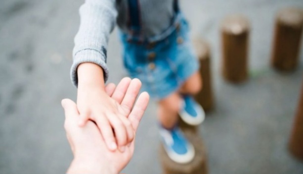 Un juez confirm&oacute; la paternidad biol&oacute;gica de una ni&ntilde;a pero resolvi&oacute; que conserve el apellido de su padrastro
