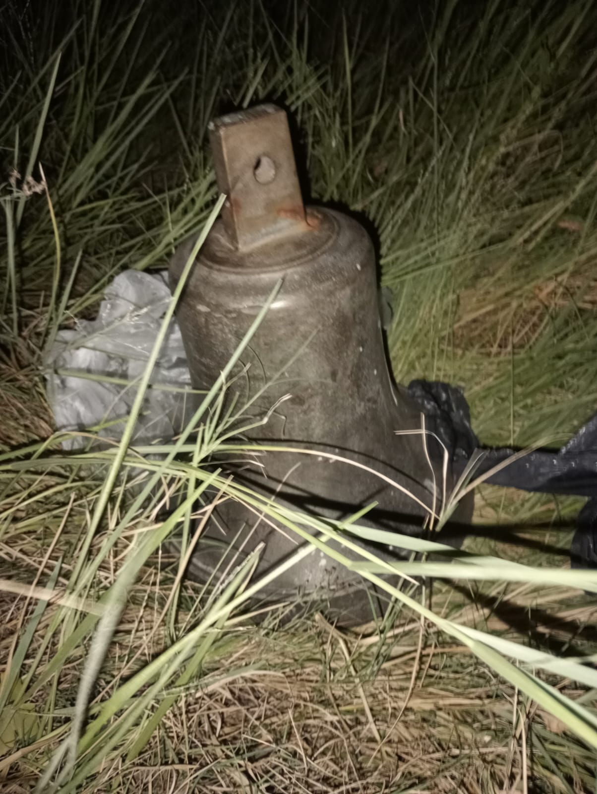 La policía recupero una campana de bronce una Parroquia del barrio Molina Punta