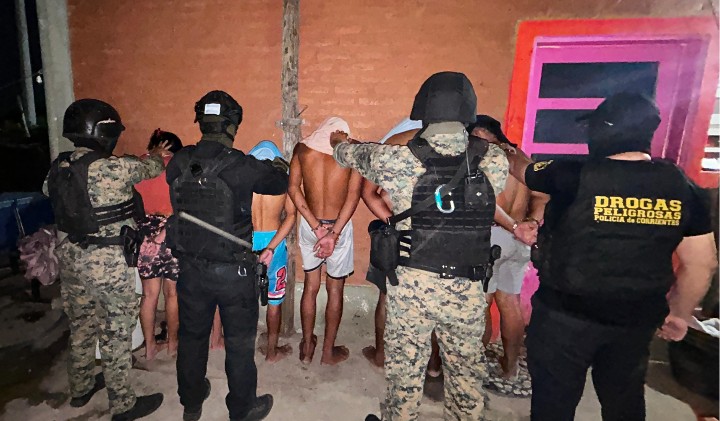 BARRIO MONTAÑA: Secuestran 102 dosis de cocaína y detienen a varias personas 