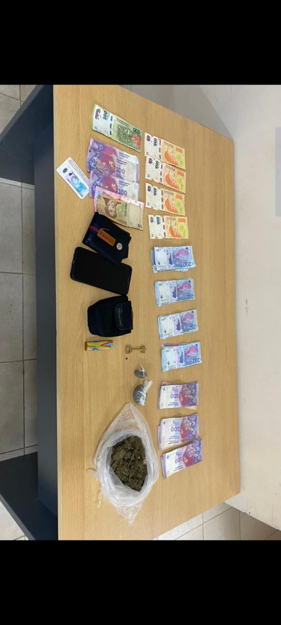 Joven fue detenido con dinero en efectivo y marihuana 