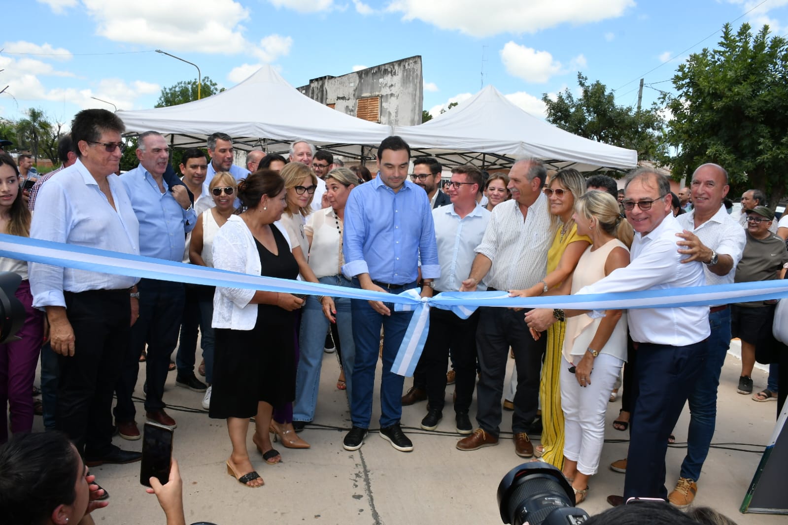 El Gobernador Vald&eacute;s inaugur&oacute; pavimento e iluminaci&oacute;n en Capital