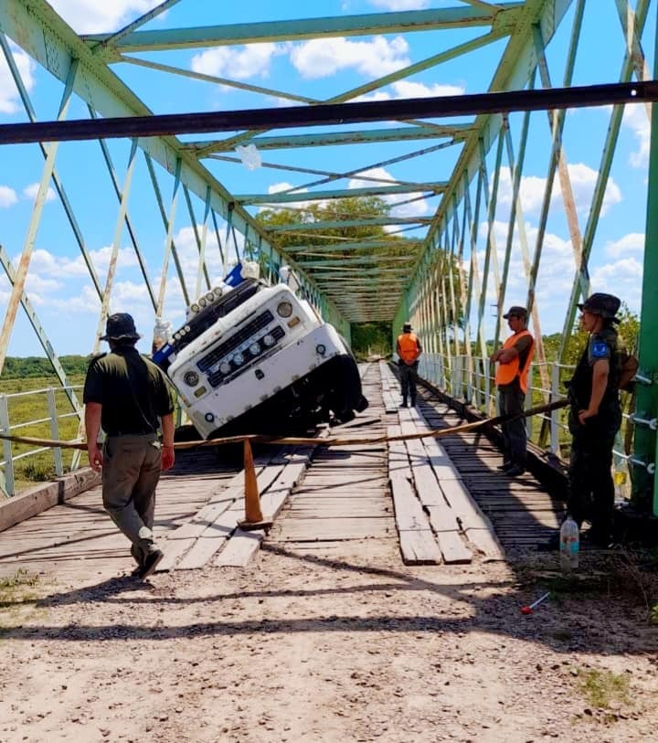 San Roque: Un cami&oacute;n rompi&oacute; un puente carretero 