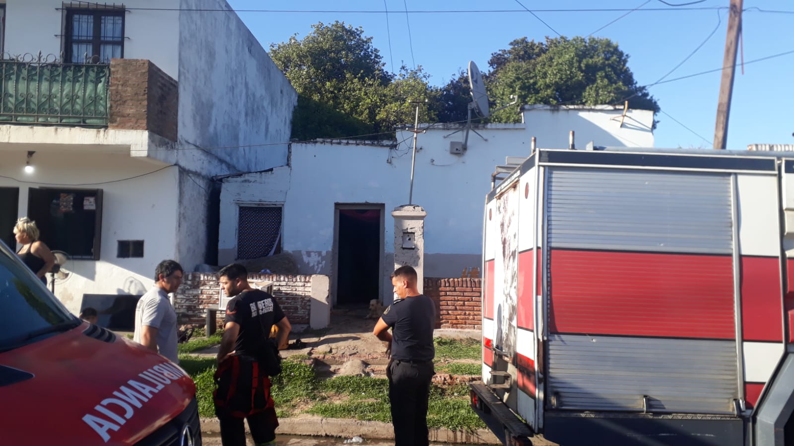 Barrio Ba&ntilde;ado Norte : La polic&iacute;a rescat&oacute; a dos menores de 10 y 2 a&ntilde;os de un incendio 