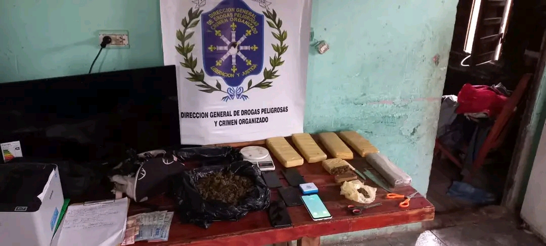 Barrio La Olla : En un allanamiento secuestraron gallos de ri&ntilde;a y drogas, hay una mujer detenida  