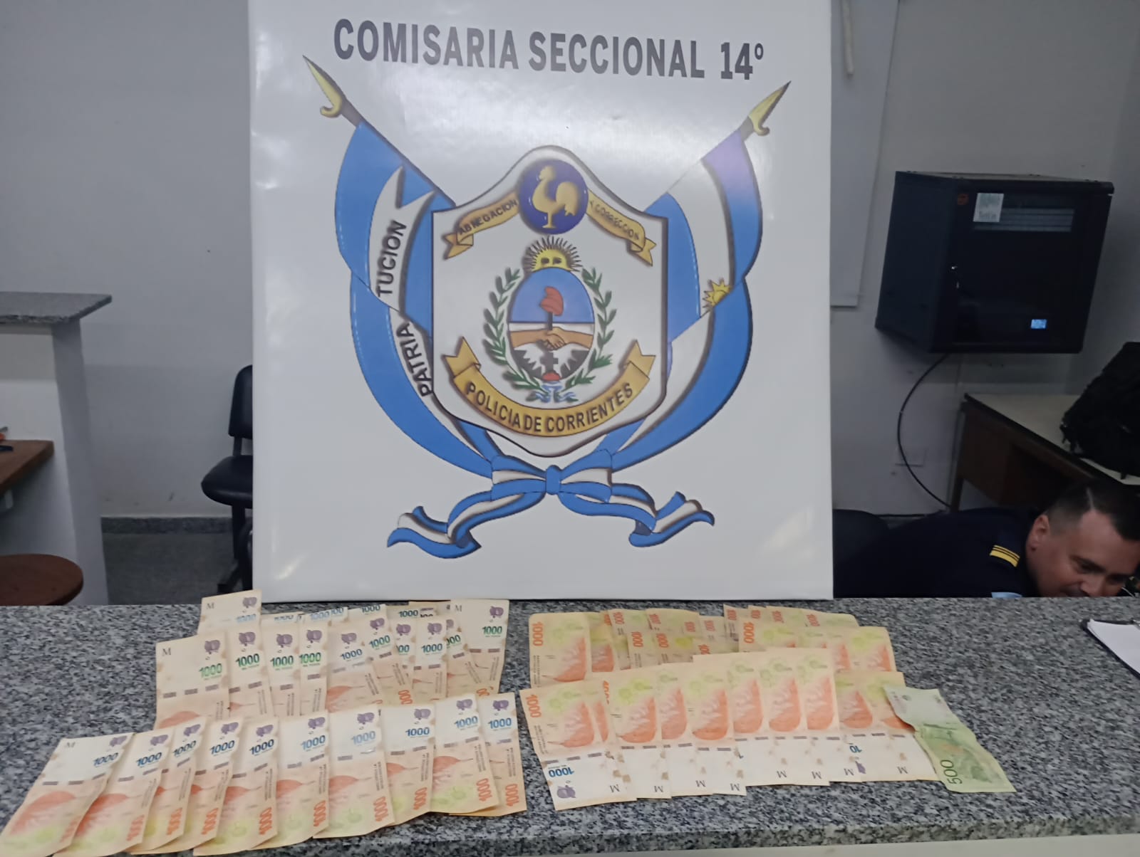 Un joven fue detenido con una importante suma de dinero que fue robado de un domicilio 