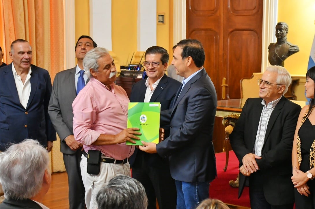 Vald&eacute;s entreg&oacute; $165 millones en subsidios a bomberos voluntarios de toda la provincia