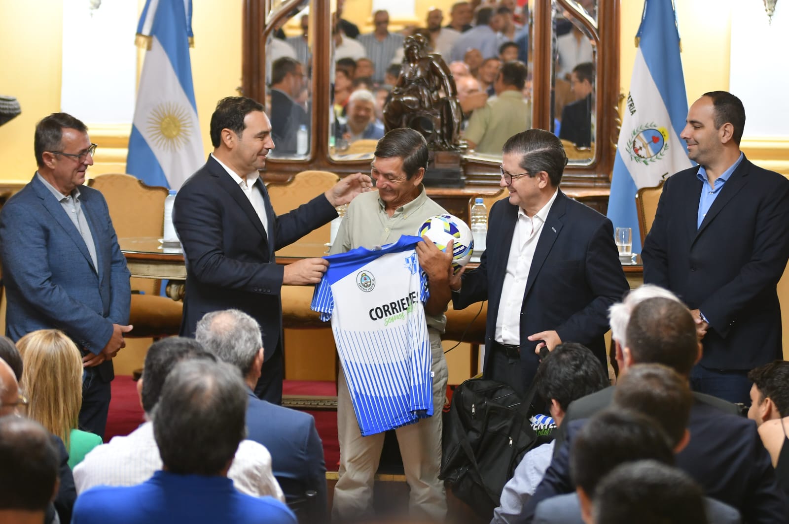 Vald&eacute;s entreg&oacute; indumentaria a clubes de la Liga Correntina 