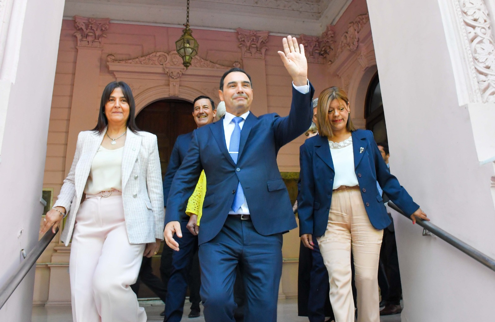 El gobernador Vald&eacute;s comenz&oacute; su discurso remarcando la cr&iacute;tica herencia del Gobierno nacional anterior, la voluntad de cambio en la sociedad argentina y la necesidad de consensos pol&iacute;ticos