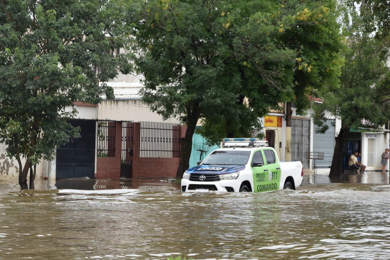 La polic&iacute;a asiste a personas afectadas por el temporal en capital 