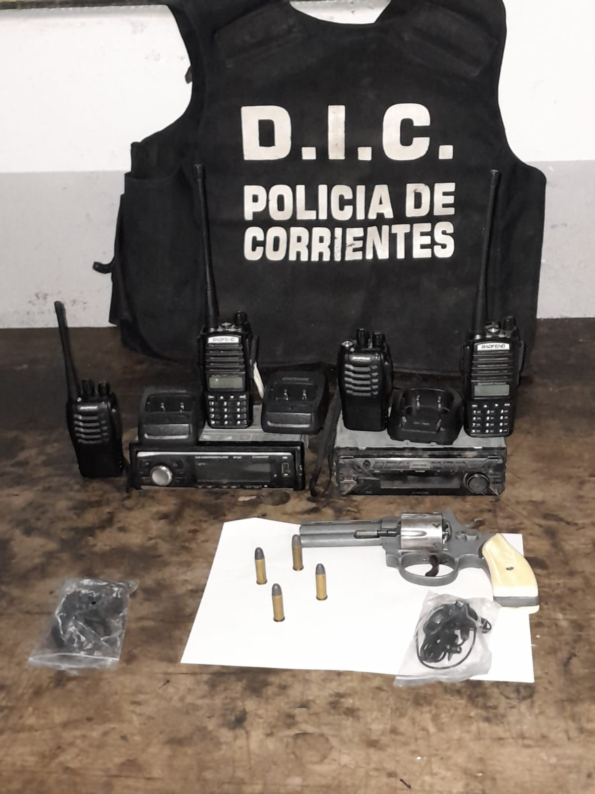 La polic&iacute;a detuvo a dos personas que circulaban con armas de fuego y radios handy