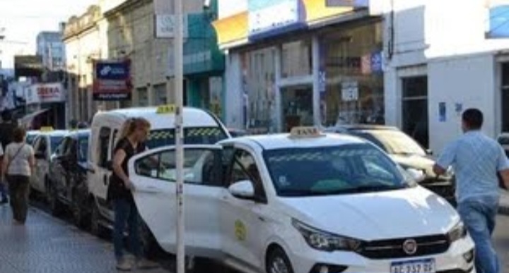 Golpe al bolsillo: Los taxis aumentaron la bajada de bandera a $1000