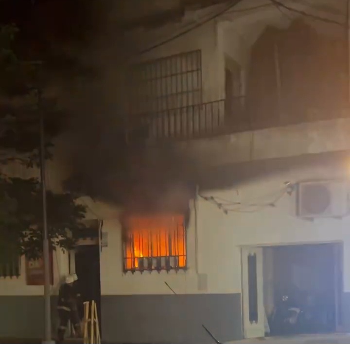 Se incendio un bar en pleno centro y los clientes salieron por los techos 