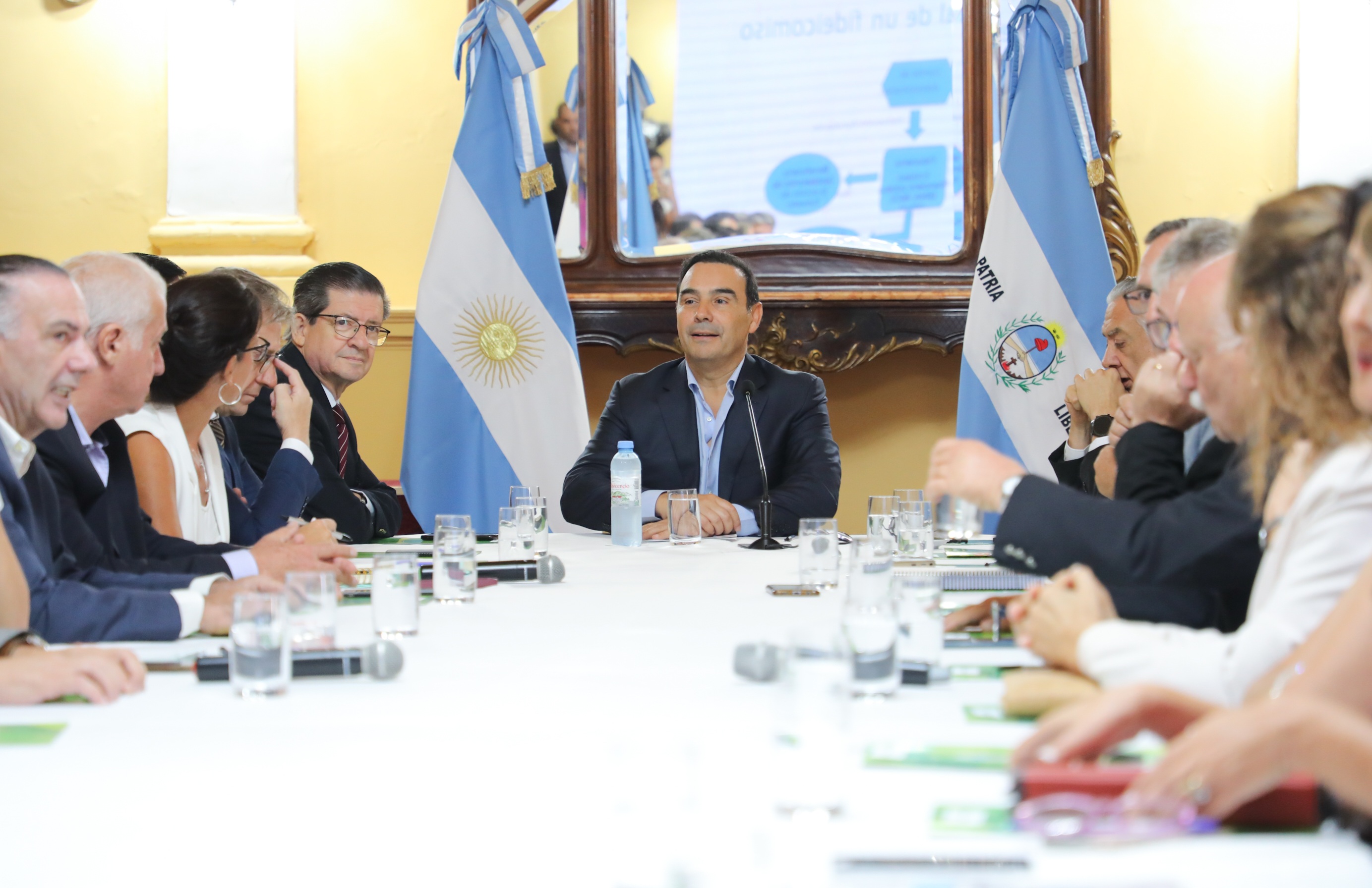 Vald&eacute;s reuni&oacute; a funcionarios y legisladores con miras al acuerdo entre provincias y Naci&oacute;n