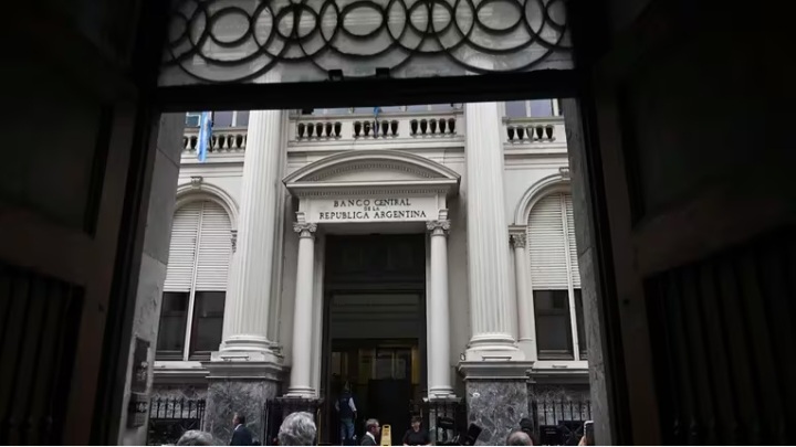 Tras la decisi&oacute;n del BCRA, los bancos ya bajan fuerte las tasas que ofrecen por los plazos fijos