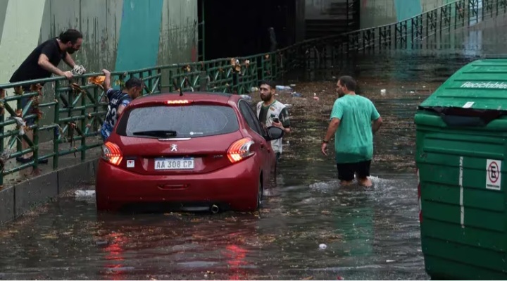 Diluvia en Buenos Aires: servicios interrumpidos, vuelos demorados y calles anegadas por el temporal