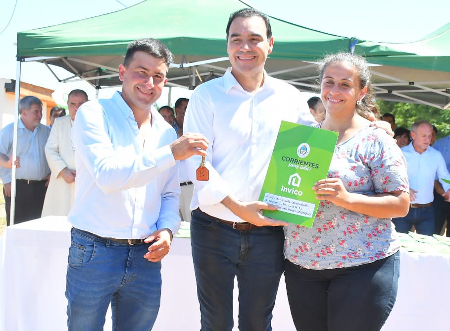 Vald&eacute;s entreg&oacute; 55 viviendas, anunci&oacute; 30 m&aacute;s y habilit&oacute; 26km de ripio