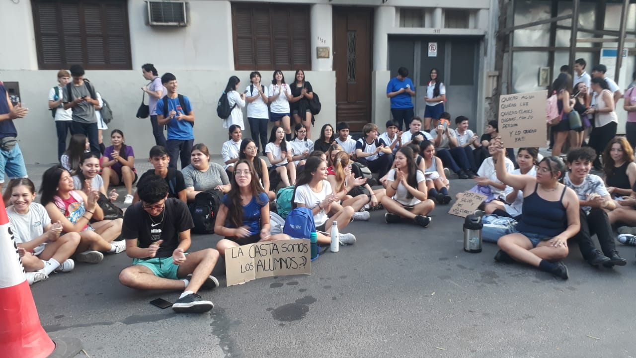 Piquete de alumnos y tutores en la Escuela Normal afectados por la ola de calor