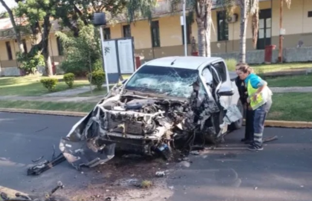 Se salv&oacute; de milagro: Un hombre choc&oacute; con su camioneta contra el m&aacute;stil de la bandera en la bajada del puente 