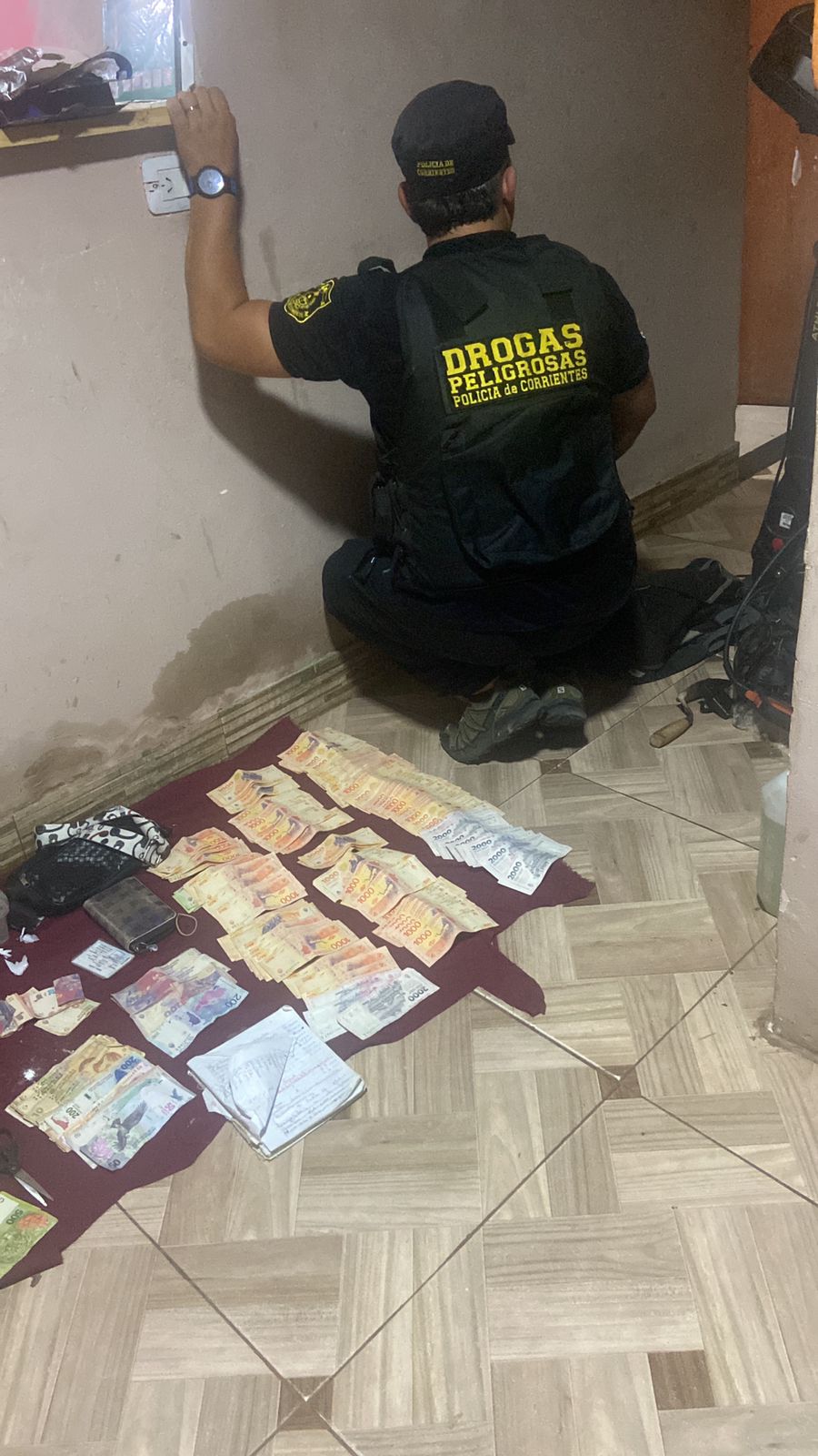 Divisi&oacute;n drogas peligrosas secuestro dinero, coca&iacute;na y detuvo 3 personas 