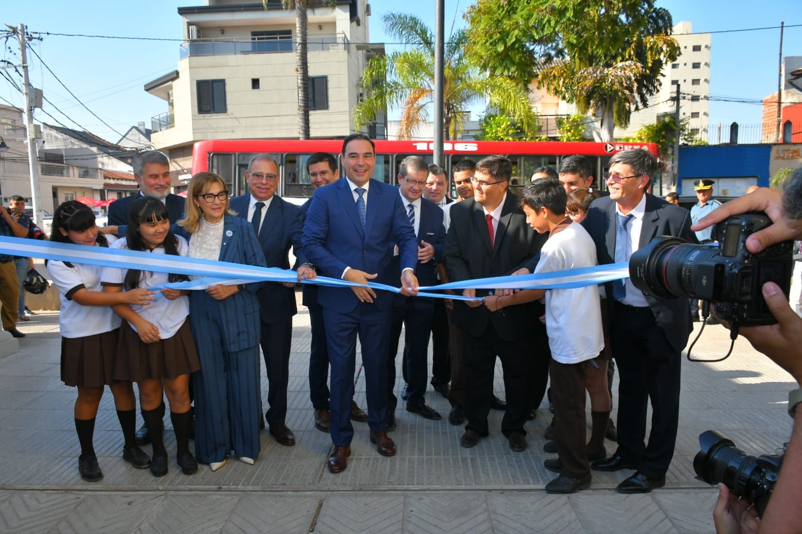 Inicio del ciclo lectivo: Vald&eacute;s inaugur&oacute; la nueva Escuela de Construcciones Portuarias y entreg&oacute; notebooks