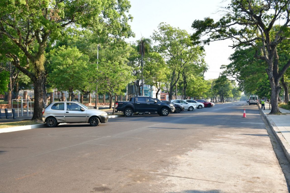 La modificaci&oacute;n del estacionamiento en una zona de la costanera se extiende a los fines de semana