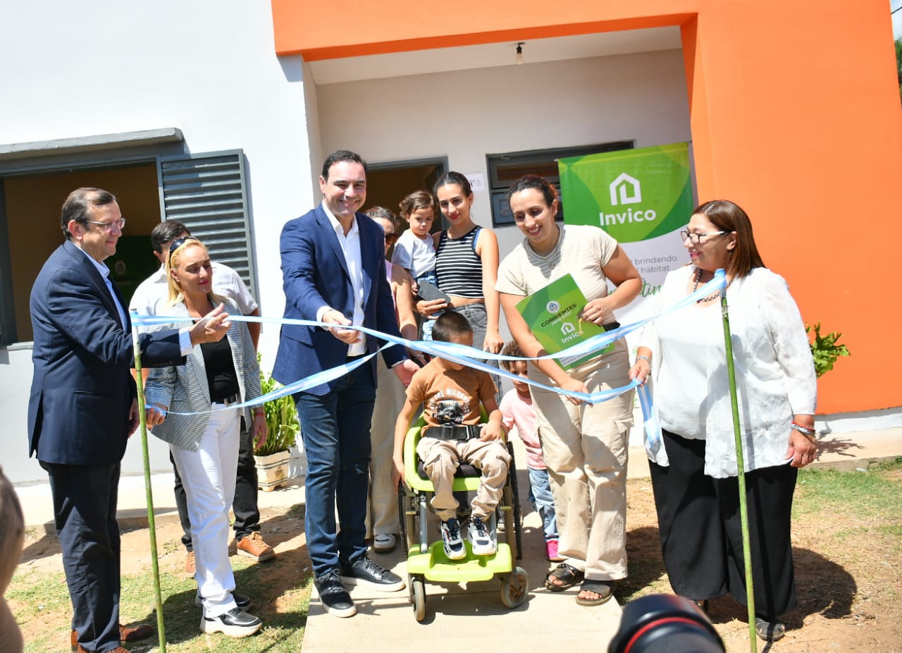 Vald&eacute;s entreg&oacute; viviendas en Apip&eacute; y anunci&oacute; 30 m&aacute;s, para cubrir la demanda habitacional en la Isla