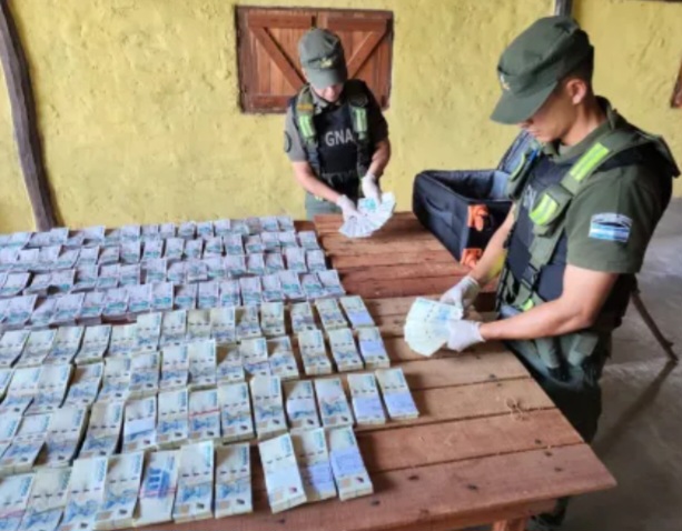 Dos personas fueron detenidos por gendarmer&iacute;a con $500.000 sin justificar 