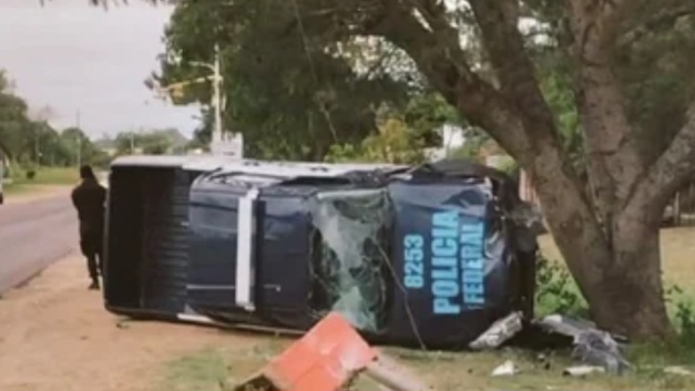 Lavalle: Camioneta de la polic&iacute;a federal volco al ser chocado por otro veh&iacute;culo 