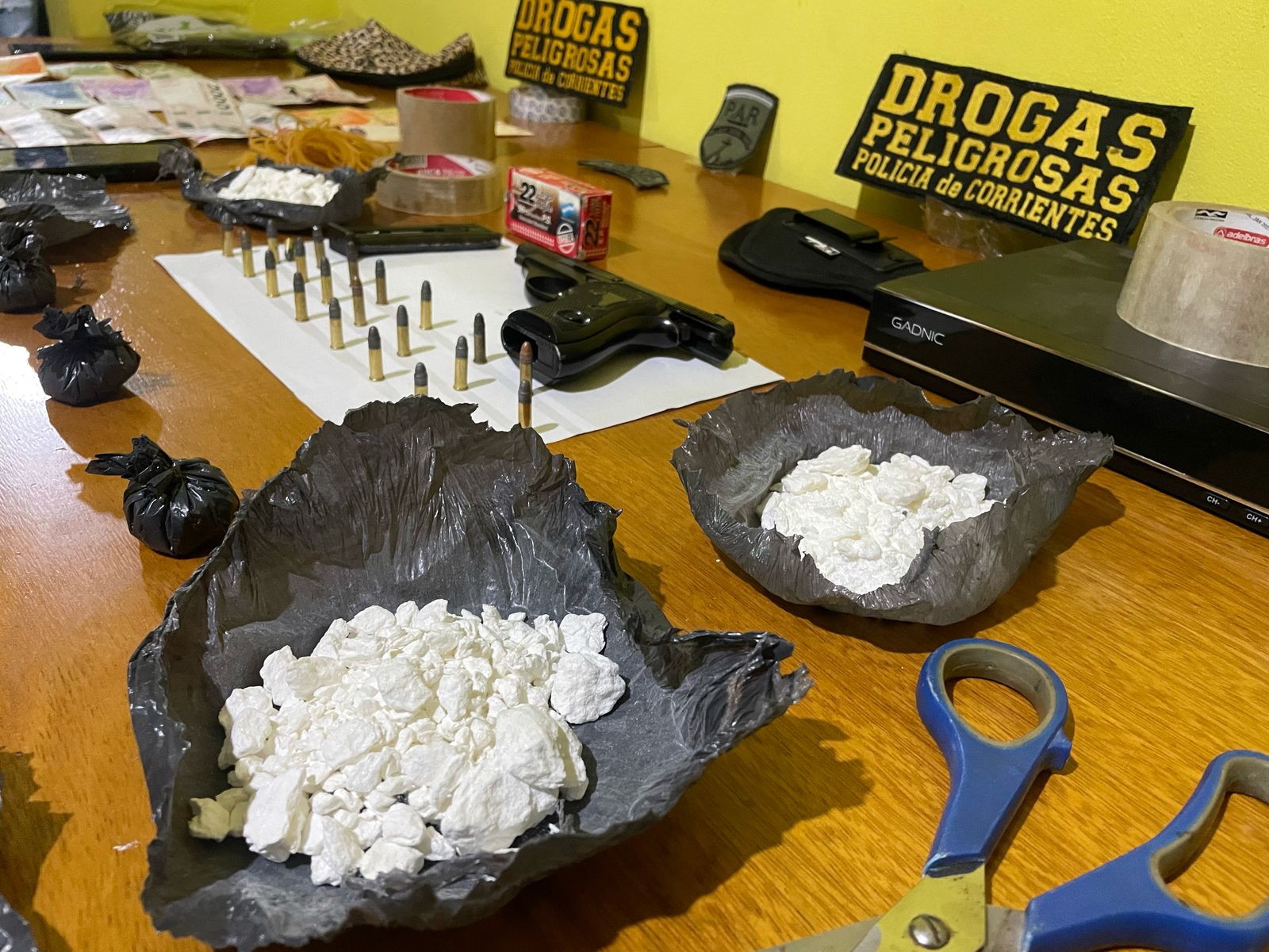 Barrio Celia: La polic&iacute;a secuestro coca&iacute;na , dinero en efectivo y detuvo a una persona 