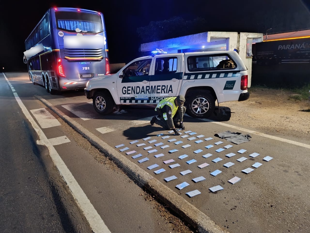 Pasajero llevaba adosados al cuerpo 60 tel&eacute;fonos celulares