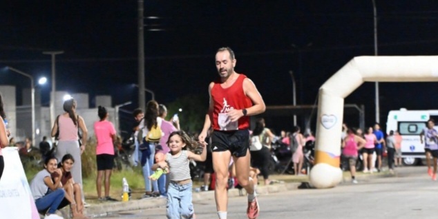 Con gran &eacute;xito, la Municipalidad realiz&oacute; la primera marat&oacute;n barrial nocturna