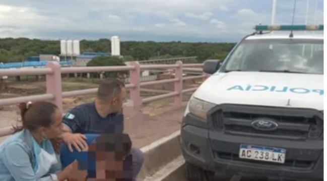 Una mujer fue rescatada de arrojarse del puente Manuel Belgrano 
