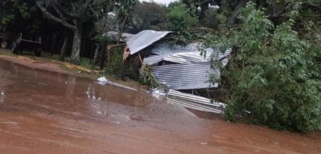 Isla Apip&eacute;: Casas y escuelas sin techo, familias en la intemperie e incomunicadas tras intensa tormenta